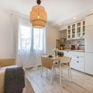 https://beautiful-apartment-stylish-village-house-center-cadaques.topcostabravahotels.com